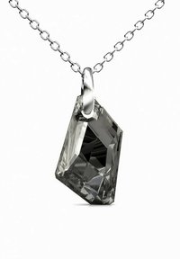 Collana in argento con pendente rettangolare in pietra gray, caratterizzato da angoli acuti e sfaccettature, che mette in risalto la sua chiarezza e il taglio.