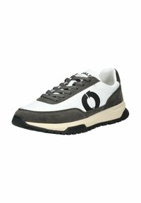 Grau-weißer Sportschuh mit einem Obermaterial aus Wildleder und Synthetic, ausgestattet mit schwarzem Logodetail, flachen Schnürsenkeln und einer strukturierten Gummisohle.