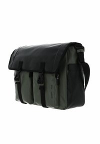Sac messager avec un rabat supérieur noir, un corps vert olive, trois poches avant avec boucles et une bandoulière réglable. Matériau imperméable.
