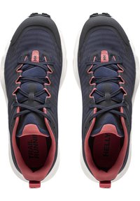 Běžecké boty na trail v námořnické modré a růžové. Síťovinový svršek s vyztuženou špičkou, polstrovaným límcem a texturovanou bílou podrážkou. Šněrovací design.