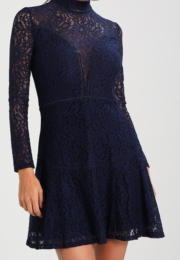 Marineblaues Spitzenkleid mit langen Ärmeln, hohem Ausschnitt, figurbetontem Oberteil und ausgestellt Rock mit floralen Mustern.