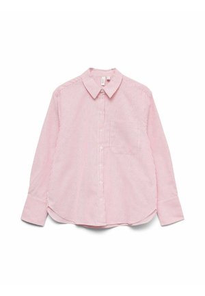 Czerwona i biała koszula w paski z długim rękawem, kołnierzem na guziki, pojedynczą kieszenią na piersi, zakrzywionym dołem i mankietami. Materiał bawełniany.