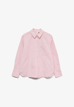 Maglietta a maniche lunghe a righe rosse e bianche con colletto abbottonato, taschino sul petto, orlo curvo e polsini con risvolto. Materiale in cotone.