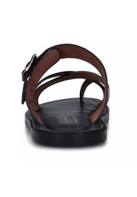 Infradito neri con cinturini in pelle marrone, una soletta liscia e una suola testurizzata. Include una fibbia regolabile per una calzata sicura.