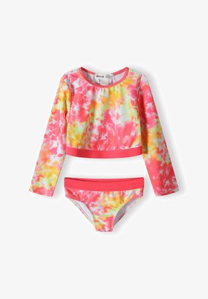 Kaheosaline ujumiskomplekt, mis sisaldab pika varrukaga peamist osa ja bikiinialuseid. Erksad roosa, kollane ja valge batikmustrit koos ühtse roosa aktsendiga.