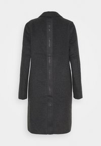 Abrigo de lana gris con mangas largas y cuello con solapa. Presenta una franja central negra con logo en la parte posterior. Tejido texturizado, diseño hasta la rodilla.