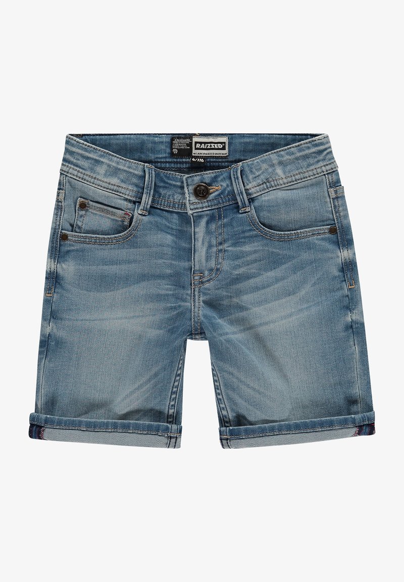 Shorts en denim bleu clair, avec un design classique à 5 poches, fermeture à bouton à l'avant et ourlets retroussés. Texture douce avec des zones décolorées.