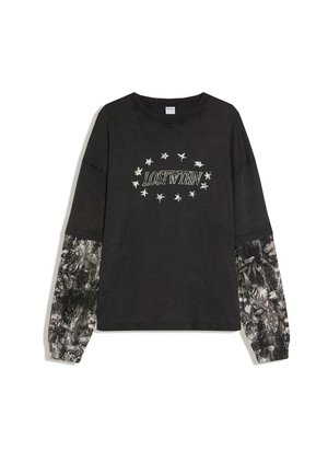 Czarna koszula z długim rękawem z napisem "LOSTWITHIN" otoczonym gwiazdkami, z kontrastującą teksturowaną szaro-czarną tkaniną na dolnych rękawach.