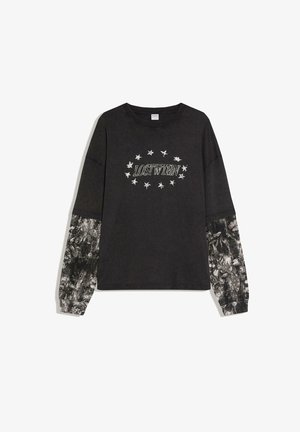 Fekete hosszú ujjú ing "LOSTWITHIN" felirattal és csillagokkal körülvéve, alsó ujjakon kontrasztos, texturált szürke és fekete anyaggal.