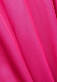 Tissu rose vif avec une texture lisse et mate, présentant des plis subtils qui créent une apparence fluide. Couleur uniforme.