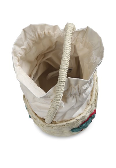 Borsa rotonda in paglia intrecciata con rivestimento in cotone bianco. Presenta un manico in corda testurizzata e accenti decorativi colorati in rosso e verde.