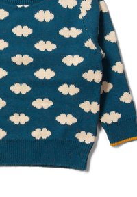 Maglione turchese con motivo a nuvola crema, texture lavorata a maglia, polsini e orlo a coste, con un accento giallo sul polsino.