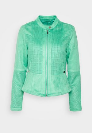 Veste en daim vert menthe avec panneaux perforés à l'avant et aux manches, fermeture éclair avant, col pressionné et poches à la taille avec boutons-pression.