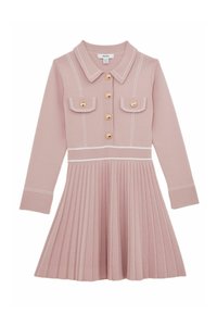 Rochie roz cu mâneci lungi, guler cu nasturi, buzunare pe piept, nasturi aurii și fustă plisată cu detalii de cusături albe.