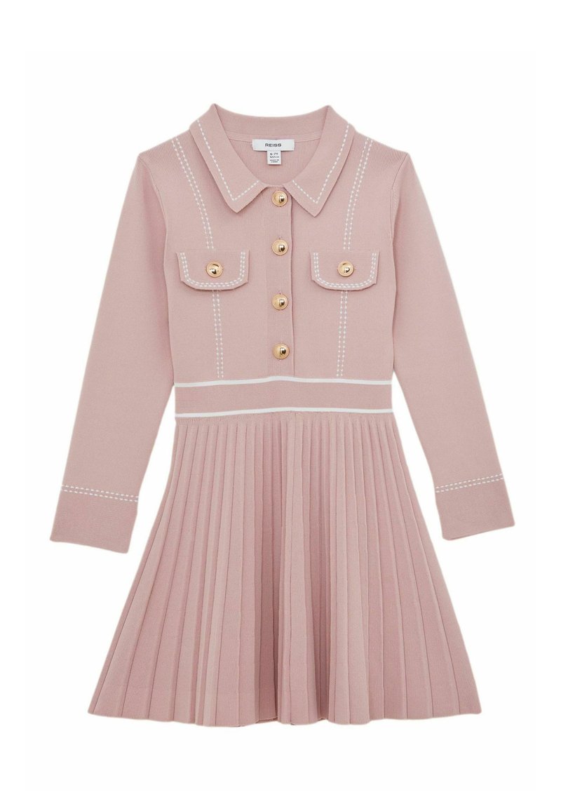 Rochie roz cu mâneci lungi, guler cu nasturi, buzunare pe piept, nasturi aurii și fustă plisată cu detalii de cusături albe.