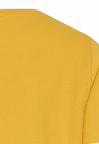 Rückansicht eines schlichten, gelben T-Shirts mit kurzen Ärmeln, das Schulter- und Ärmelnähte vor weißem Hintergrund zeigt.