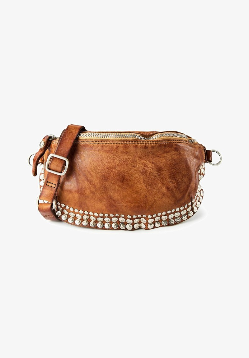 Braune Leder-Umhängetasche mit silbernen Nieten entlang der unteren Kante und einem Reißverschluss oben vor weißem Hintergrund.