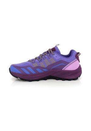 Scarpa sportiva viola e blu con stringhe marroni, suola spessa e dettaglio rosa sul tallone, progettata per uso all'aperto o su sentieri.