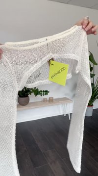 Prozirni, bijeli pleteni top s dugim rukavima i opuštenim krojem. Tkanina ima otvorenu strukturu. Oznaka s imenom branda, even&odd, pričvršćena.