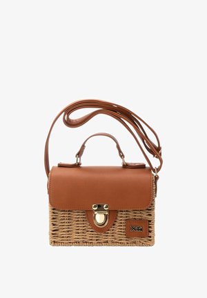 Sac bandoulière en cuir marron et paille tressée avec poignée supérieure, fermoir doré et sangle d'épaule ajustable, marqué du logo Xti.