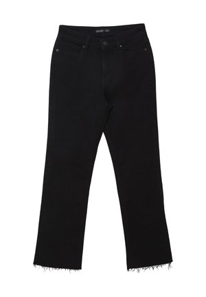 Jeans neri a gamba dritta con chiusura a bottone e zip, cinque tasche e orli sfrangiati su sfondo bianco.