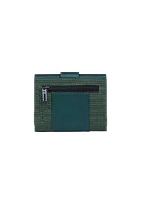 Portafoglio verde in pelle con superficie in tessuto strutturato, dotato di una tasca con chiusura a zip e un pannello decorativo in pelle liscia. Design compatto e rettangolare.