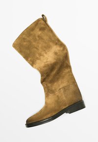 Bottines en suede marron, hauteur genou, avec un bout arrondi, un petit talon noir, et un détail en tirette en haut de la tige. Texture lisse.