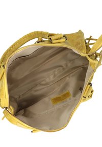Borsa a tracolla gialla in pelle scamosciata con manico intrecciato, chiusura con zip e interno beige caratterizzato da una tasca con zip e un'etichetta in tessuto.