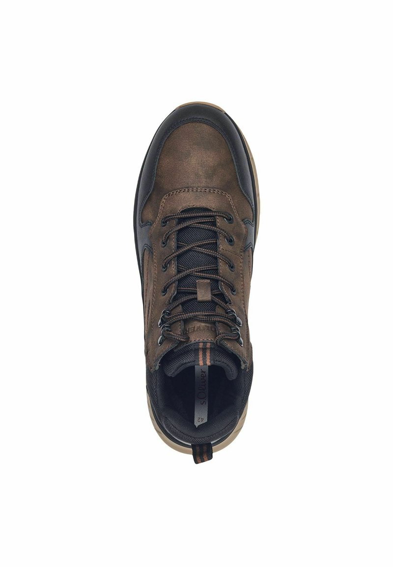 Braune Lederwanderschuhe mit einer schwarzen Mesh-Zunge, runden Schnürsenkeln und einer Gummisohle. Verfügt über einen dezenten gestreiften Akzent an der Ferse.