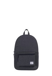 Mochila de tela gris con forma redondeada, que cuenta con un bolsillo frontal con cremallera y un asa en la parte superior para su transporte. Diseño simple, sin patrones ni acentos.