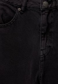 Jean en denim noir avec une texture lisse, présentant un design classique à cinq poches, une fermeture à bouton en métal et des détails de couture subtils.