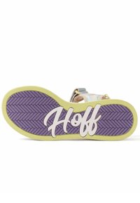 La suela de la sandalia presenta un patrón de espiga morado con un borde verde y la marca "Hoff" en blanco. La parte superior es multicolor con tiras.