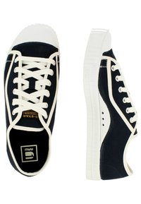 Sneakers in tela di colore blu navy con suola in gomma bianca, lacci e rifiniture; presenta una parte superiore testurizzata e un puntale rinforzato.