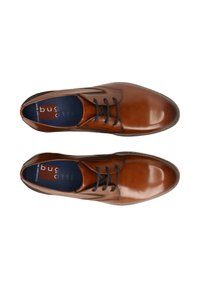 Braune Lederschuhe mit polierter Oberfläche, runden Zehen, schwarzen Schnürsenkeln und einem blauen Logo auf der Innensohle. Klassisches Design und glatte Textur.