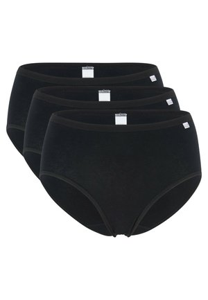 Drei schwarze Baumwoll-Slips mit hohem Bund übereinander gestapelt, jeweils mit einem kleinen weißen Etikett auf dem Bund vor weißem Hintergrund.