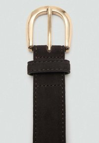 Ceinture en cuir suédé brun foncé avec des coutures ton sur ton et une boucle en métal doré arrondie sur un fond gris clair.