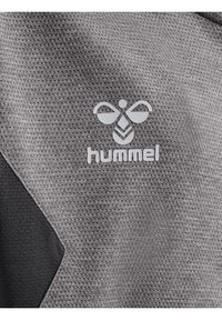 Grå tekstureret stof med en sort diagonal accent. Hvid "hummel" logo og stiliseret emblem på venstre side.