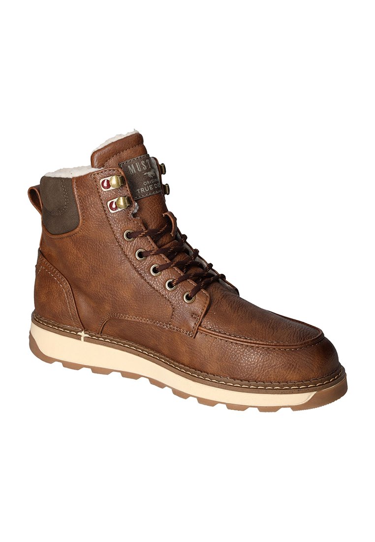 Braune Leder-Stiefelette mit strukturierter Oberfläche, weißen Kunstfell-Details, Gummisohle und Metallösen für die Schnürsenkel. Mit einer Zuglasche an der Rückseite.