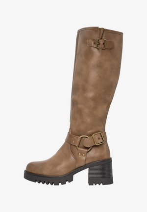 Bota de imitación de cuero marrón hasta la rodilla con tacón cuadrado, que cuenta con detalle de correa y hebilla, superficie texturizada y suela robusta para mayor tracción.