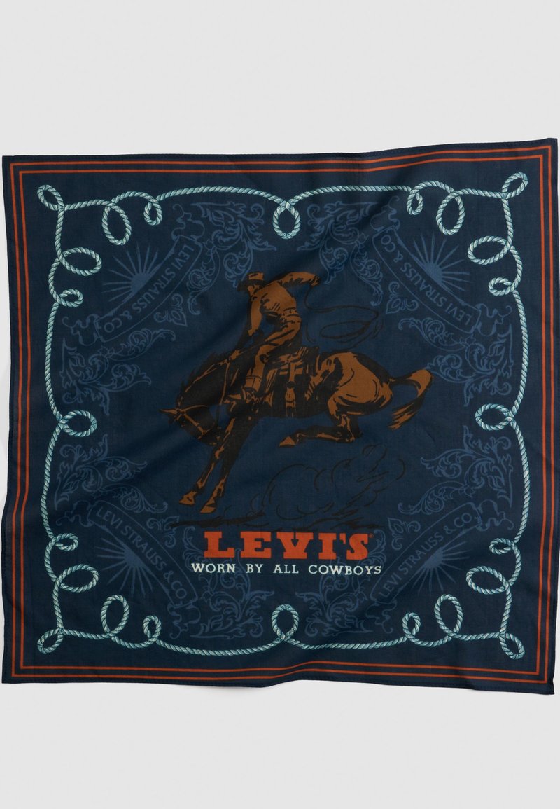 Bandana de color azul oscuro con bordes de cuerda, en el centro un vaquero montando un caballo desbocado, y el texto "LEVI'S USADOS POR TODOS LOS VAQUEROS" debajo.