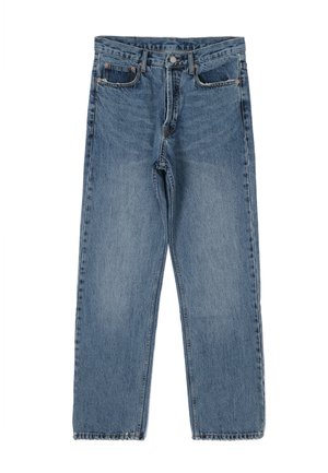 Pantalones de mezclilla azul claro de talle alto con corte recto, que presentan cinco bolsillos, botón de metal y detalles de costura visibles.
