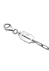 Silverfärgad metallkedja med en kräftklämma, utrustad med en ID-bricka med ingraverad text och en diamant-symbol, märkt "925" för sterling silver.