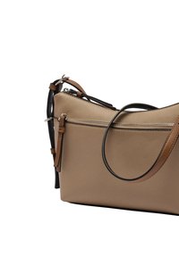 Brązowa skórzana torebka na ramię o teksturowym wykończeniu, z zamykaną na zamek kieszenią i kontrastowymi ciemnymi paskami. Minimalistyczny design z subtelnymi akcentami.