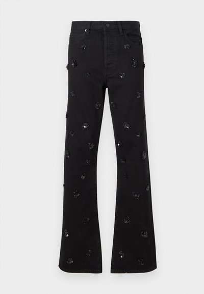 Schwarze, ausgestellte Jeans aus Denim mit funkelnden Blumenapplikationen, fünf Taschen, einem Knopfverschluss und einer strukturierten Oberfläche.