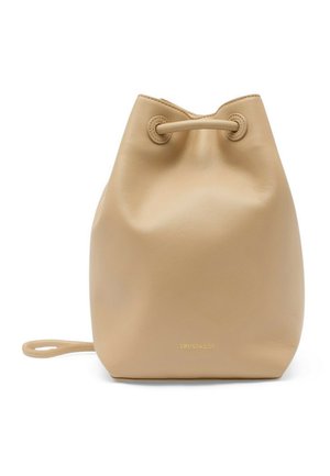 Bolso bombonera de cuero beige con cordón, tirante fino y logo dorado sutil en el frente sobre fondo blanco.