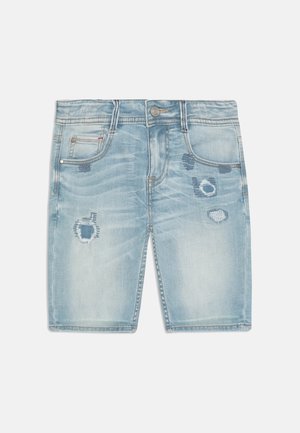Lyseblå denimshorts med slidte pletter, forlommer, bæltestropper og knaplukning.