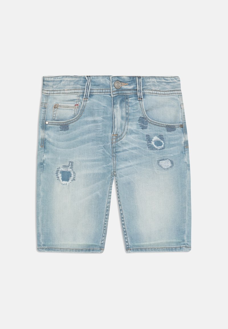 Short en jean bleu clair avec des empiècements usés, poches avant, passants de ceinture et fermeture par bouton.