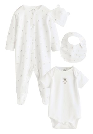 Witte babykleding set met voetjespyjama, kortemouwen romper, slab en mutsje, allemaal met kleine teddybeerprints.
