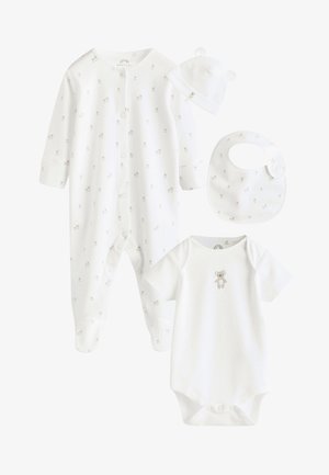 Witte babykleding set met voetjespyjama, kortemouwen romper, slab en mutsje, allemaal met kleine teddybeerprints.