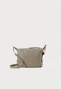 Bolsa crossbody verde oliva com ferragens douradas, acentos pretos, forma retangular, textura lisa e alça ajustável. Nome da marca visível.